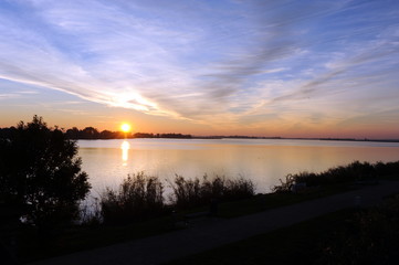 Sonnenuntergang an der Karniner Eisenbahnhubbrücke