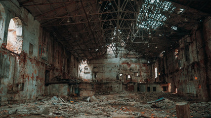 À l& 39 intérieur ruiné et abandonné grand hangar d& 39 entrepôt d& 39 usine industrielle effrayant, tonique