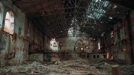 Foto op Canvas Binnen geruïneerde en verlaten grote griezelige industriële fabrieksmagazijnhangar, afgezwakt © DedMityay