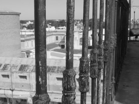 rejas desgastadas . Vista a la ciudad.