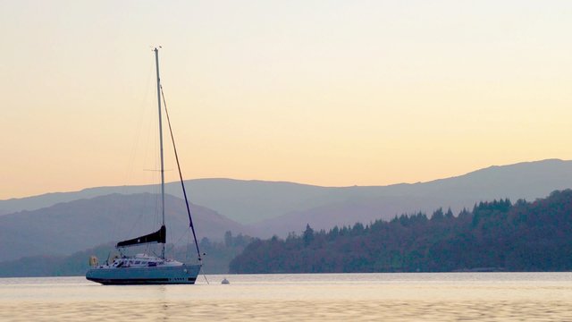 Bateau sur l'eau pr&egrave;s de la c&ocirc;te , sc&egrave;ne relaxante avec la brume 