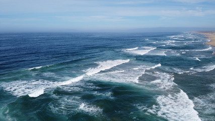 Fototapeta premium fale rozbijające się o skały