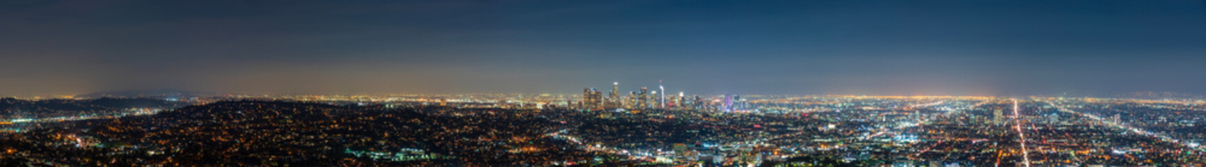 Fototapeta na wymiar Scenic view of Los Angeles downtown at night from the Griffith Observatory