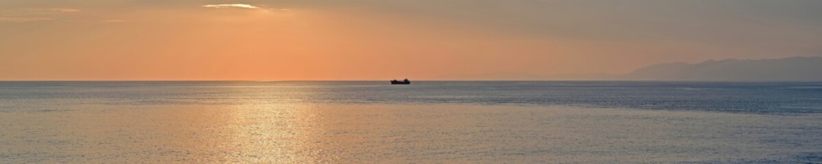 両子岩から見た西日を浴びて輝く海と船のコラボ情景＠長崎