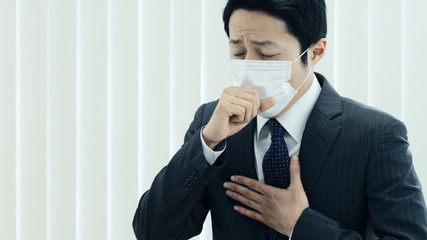 咳き込む男性