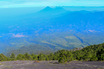 Naklejka premium Vista hacia Volcanes desde Volcán Acatenango en Guatemala
