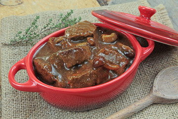 viande en sauce, cuisiné aux champignons
