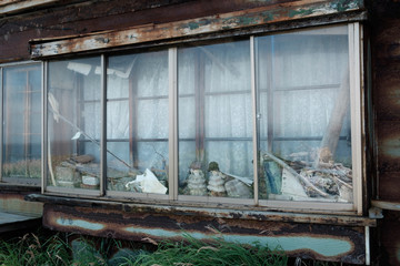 廃墟の窓辺に飾られた人形