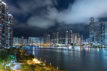 Obraz premium skyline of Harbor in Hong Kong city at night