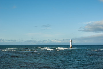 灯台と白波　北海道日本海