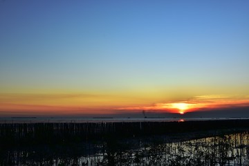 Fototapeta na wymiar The sunset and the colorful sky of the sea before dusk 