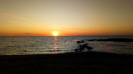 Fototapeta premium Coucher de soleil au bord de mer côte bretonne 