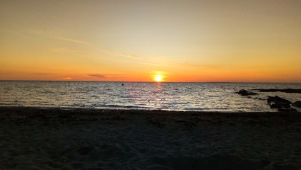 Obraz premium Coucher de soleil au bord de mer côte bretonne 
