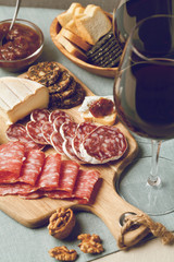 Red wine and charcuterie assortment - 323603599