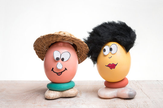lustige Ostereier Bastelei für Mama und Papa, bemalte Eier orange und gelb mit witzigen Gesichtern
