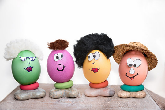 lustige Ostereier Familie, bemalte Eier mit witzigen Gesichtern, basteln mit Kindern