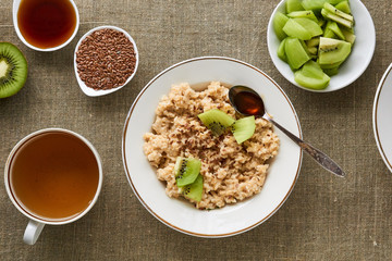 Oatmeal porridge with flaxseeds and kiwi