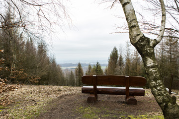 Sitzbank mit Aussicht ins Tal