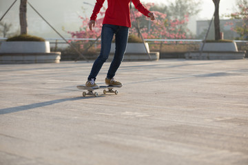 Obraz premium Skateboarder skateboarding at sunrise park