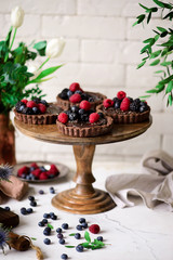 Obraz na płótnie Canvas vegan chocolate tartlets with avocado chocolate pudding.style vintage