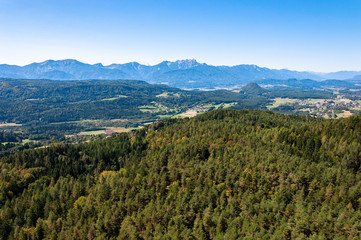 Fototapeta na wymiar Blick auf die Julischen Alpen mit der Landschaft Kärntens im Vordergrund, fotografiert vom Pyramidenkogel Richtung Südwesten