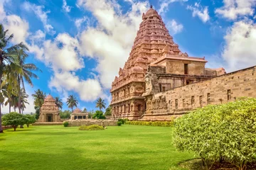 Papier Peint photo Lieu de culte The large and beautiful Gangaikonda Cholapuram Temple, dedicated to Lord Shiva, with its landscaped tropical grounds, in Tanjore, Tamil Nadu, India.
