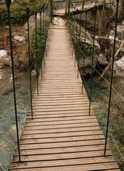 Puente colgante de madera encima de un rio