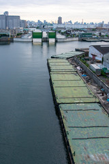 Fototapeta na wymiar 大阪港の水路と水門と貨物ボート