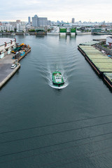 Fototapeta na wymiar 大阪港の橋の上から撮影した水路