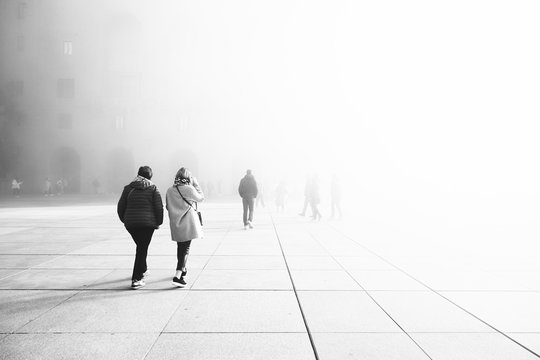Personas caminando en la niebla