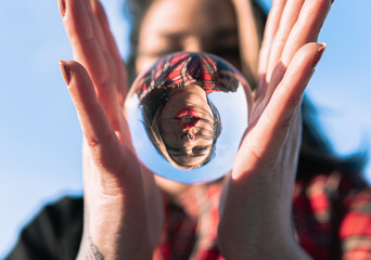 Esfera con reflejo de mujer