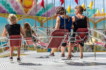 Besucher im Kettenkarussell auf der Auer Dult in München_5270