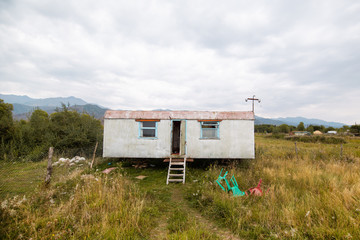Cabane, maison abandonnée au Kirghizistan