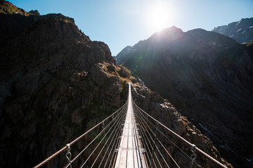 Obraz premium Triftbrücke , pont suspendu dans les Alpes Suisses