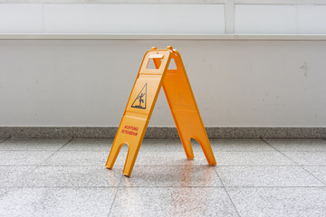 Gelbes Warnschild, Hinweisschild Achtung Rutschgefahr, Aufmerksamkeit nach der Reinigung