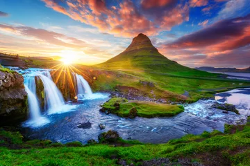 Tuinposter Watervallen Schitterend landschap met rijzende zon op de Kirkjufellsfoss-waterval en de Kirkjufell-berg, IJsland, Europa.