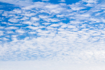 Fototapeta na wymiar Wolkengebilde Mit blauem Himmel als Hintergrund-Textur 
