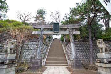 品川神社の大きな鳥居と階段