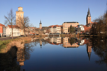Fototapeta na wymiar Romantisches Altenburg; Kleiner Teich mit Kunstturm, St. Bartholomäi und Roten Spitzen