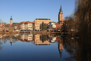 Fototapeta na wymiar Romantisches Altenburg; Kleiner Teich mit St. Bartholomäi und Roten Spitzen
