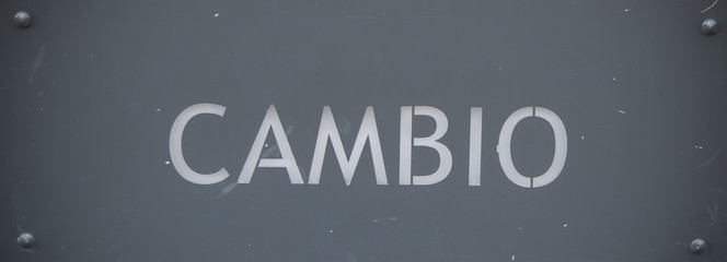It says cambio in white on gray background.