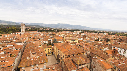 Fototapeta na wymiar italienische kleinstadt, von corona betroffen. Häuser und dächer mit roten ziegeln