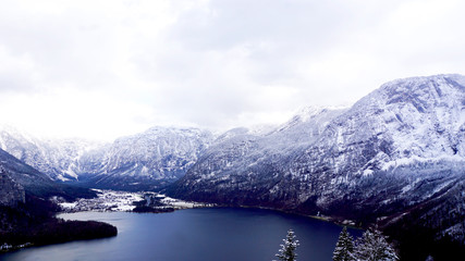 Obraz premium Scene of Hallstatt Winter snow mountain landscape valley and lake through the forest