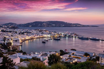 Sommer Sonnenuntergang über de Stadt und dem Hafen von Mykonos, Kykladen, Griechenland