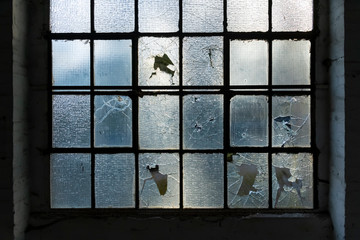 Fenster zerbrochen Ruine kaputt Lost Place Fabrik innen Sicherheitsglas Splitter Gefahr...