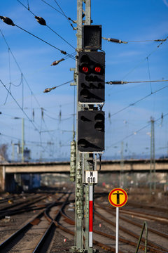 Hauptsignal HP0 Halt Stop Ausfahrt Abfahrt weiter fahren Technik Sicherheit Steuerung Stellwerk Zug Bahnhof Gleis Versp&auml;tung Symbol Verkehr Hagen Deutschland Fernweh Sinnbild Stillstand Sperre