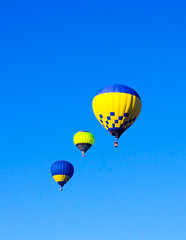 Fototapeta premium Air balloon on the blue sky background