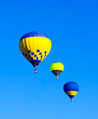 Fototapeta premium Air balloon on the blue sky background