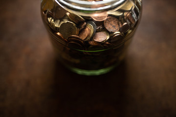 Glas mit  Euro und Pfenninge in Münzen gespart