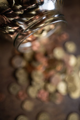 Glas mit  Euro und Pfenninge in Münzen gespart